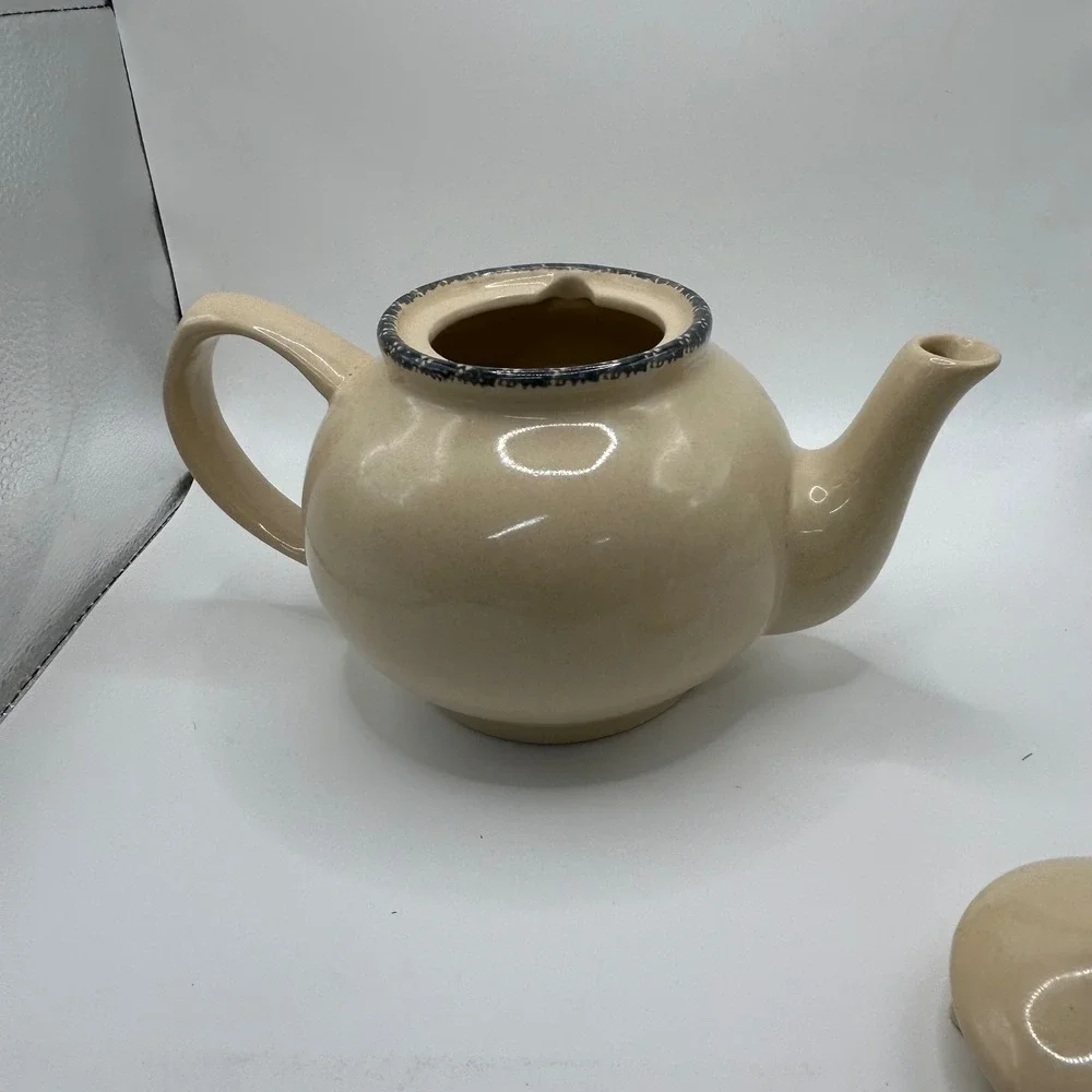 Home & Garden Party Ltd Sunflower Ceramic Teapot Cream 2002 Vintage